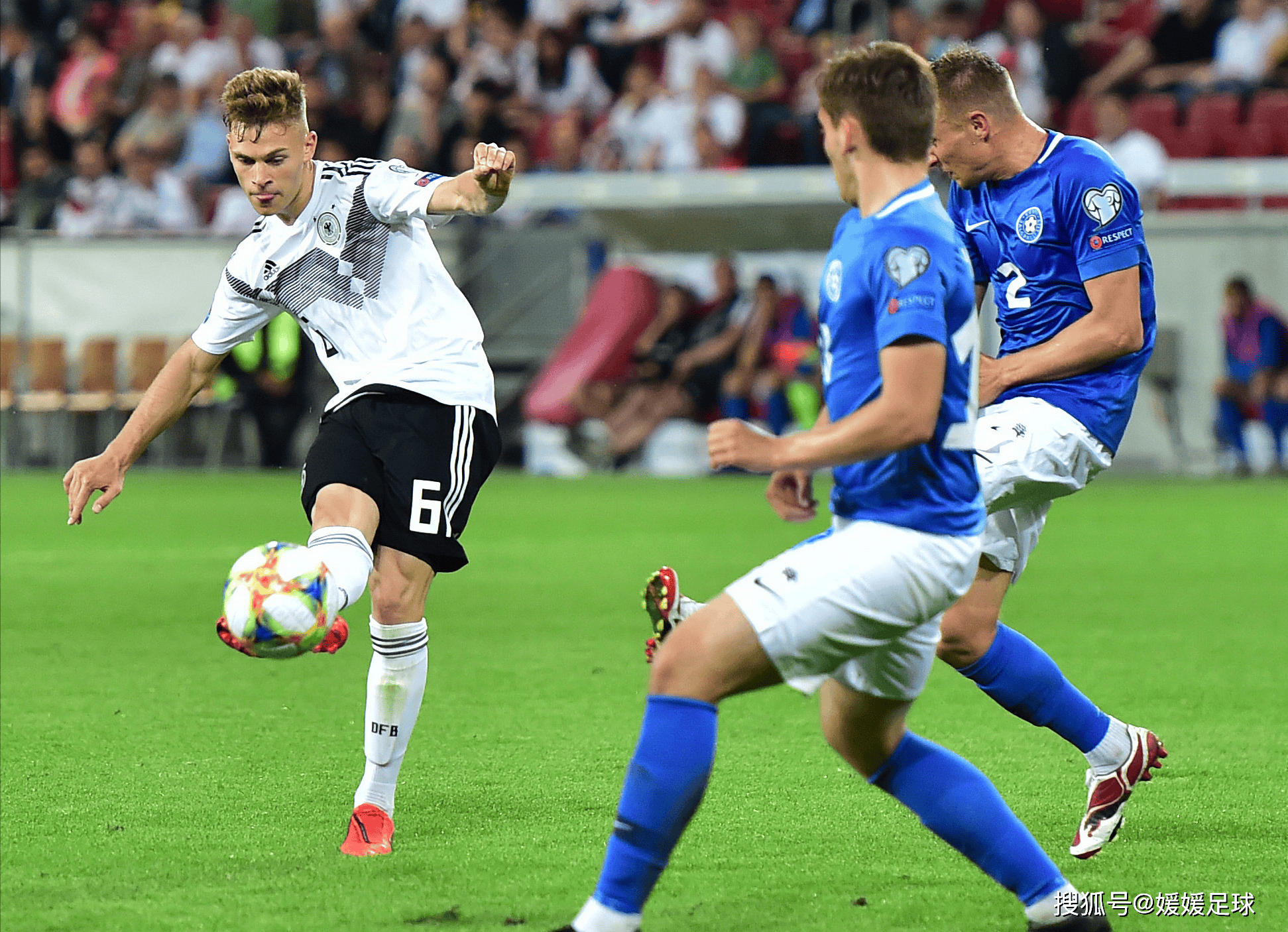 强队对决!一场热闹的足球比赛 强队对决!一场热闹的足球比赛