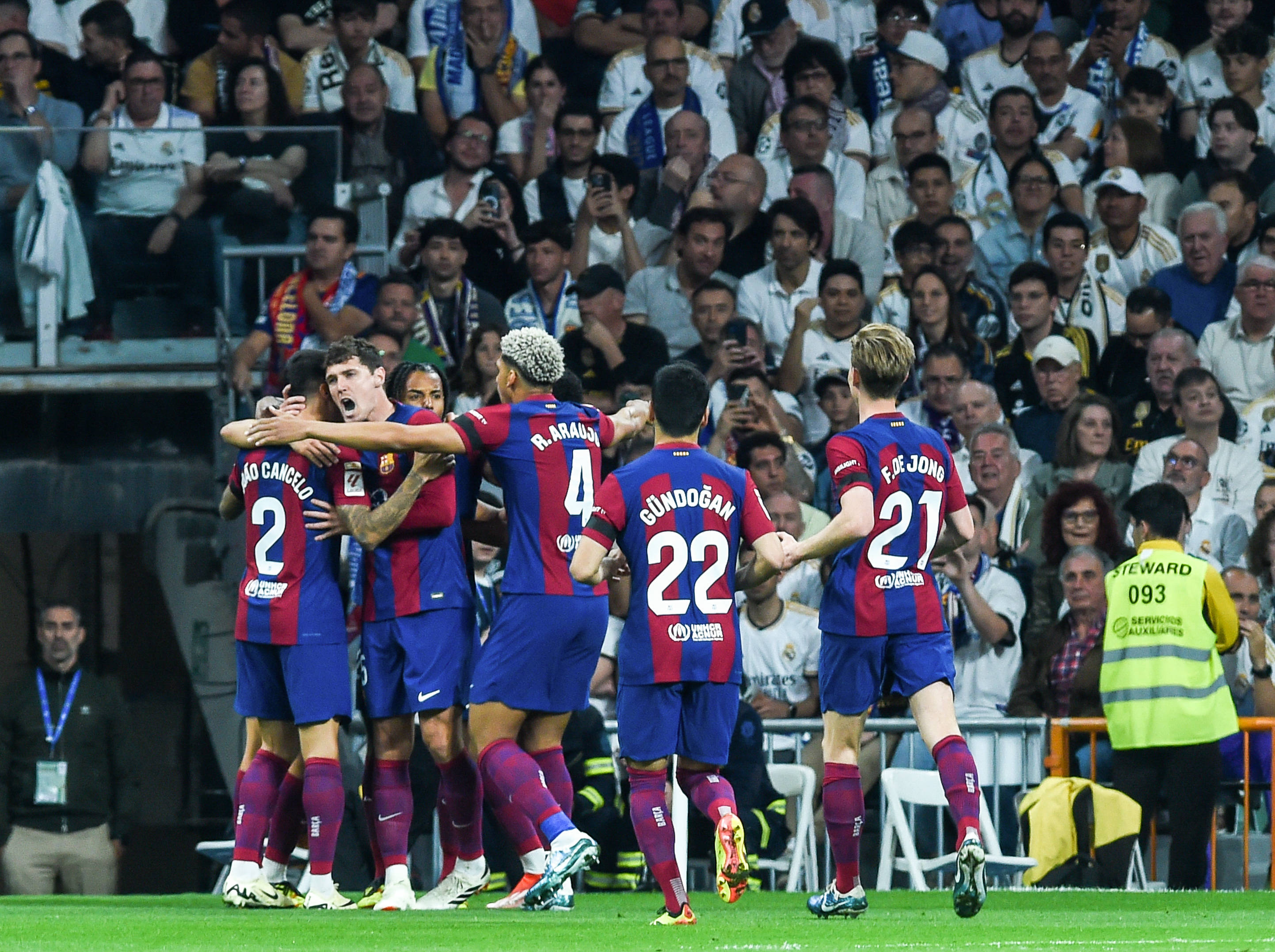 强队对决!一场热闹的足球比赛 强队对决!一场热闹的足球比赛