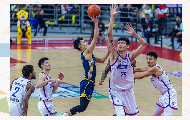 包含广东队员复出,迅速逆转比分取得关键胜利的词条 包含广东队员复出,迅速逆转比分取得关键胜利的词条