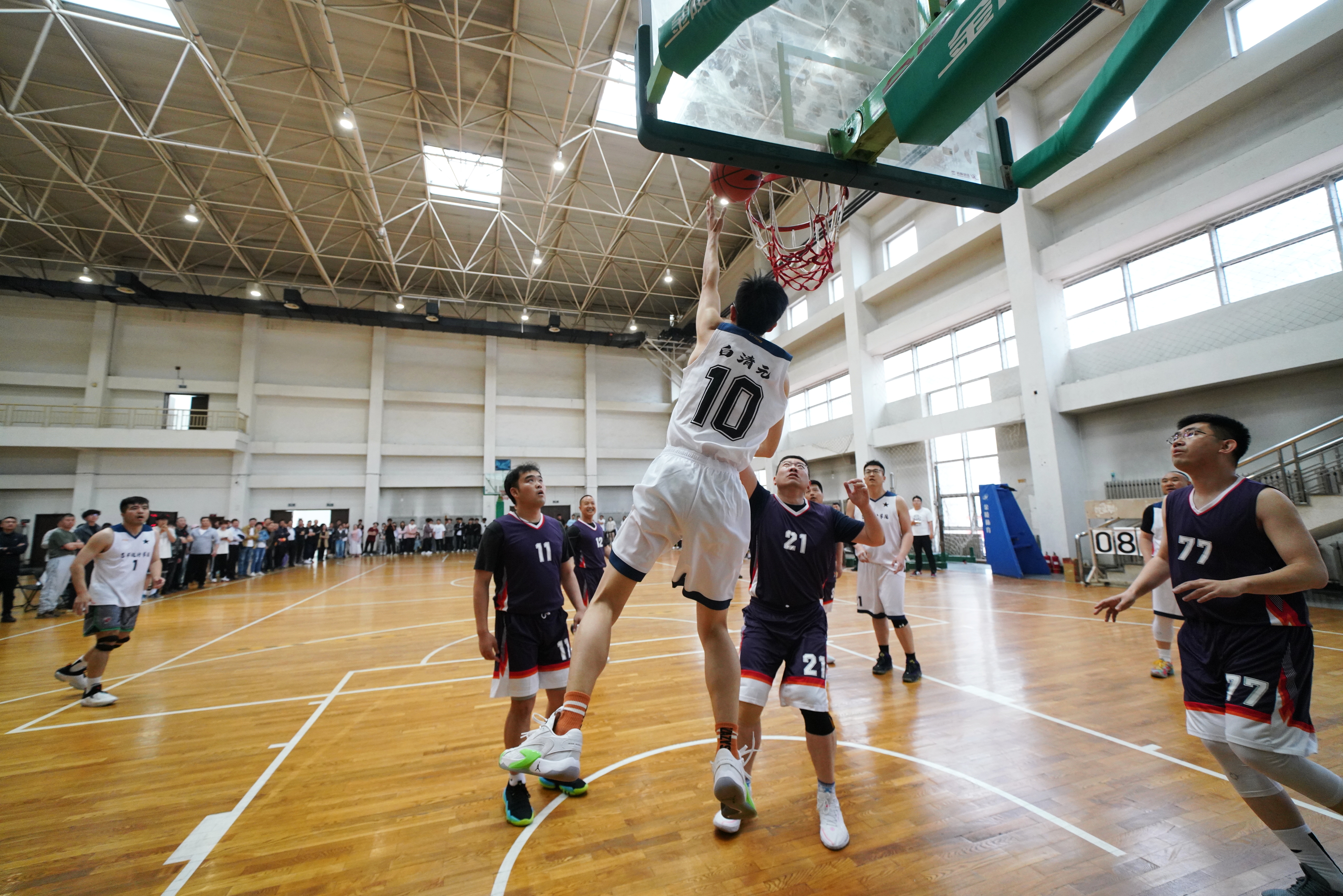 职业篮球联赛中球员风采出众，球技精湛的简单介绍