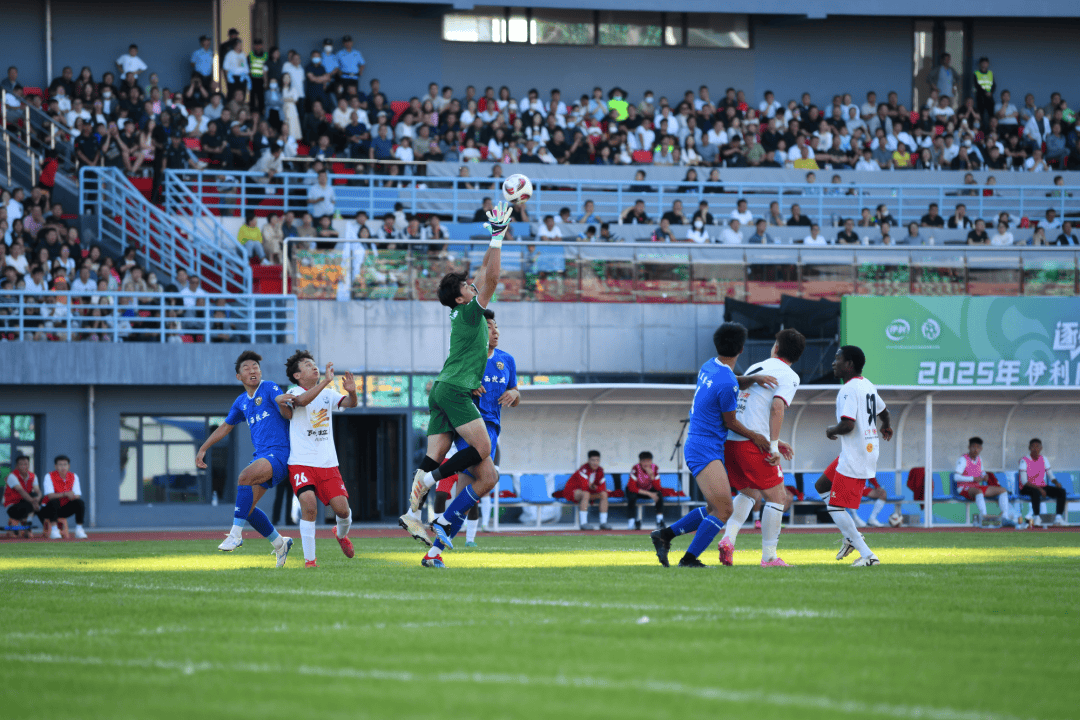 比赛中出现悬念，球迷热情欢呼