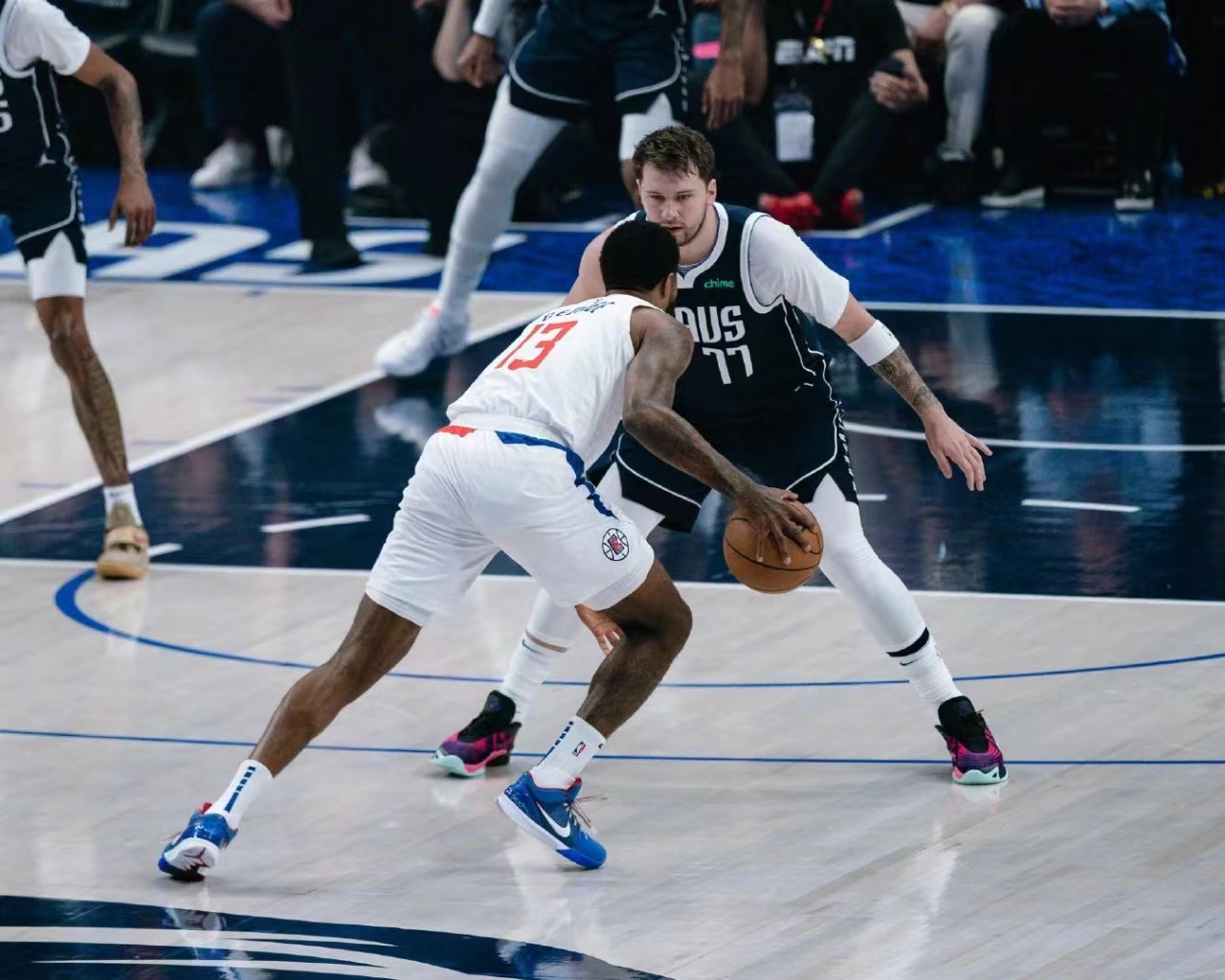 独行侠主帅因不满判罚暴怒,挨罚禁赛两场 独行侠主帅因不满判罚暴怒,挨罚禁赛两场