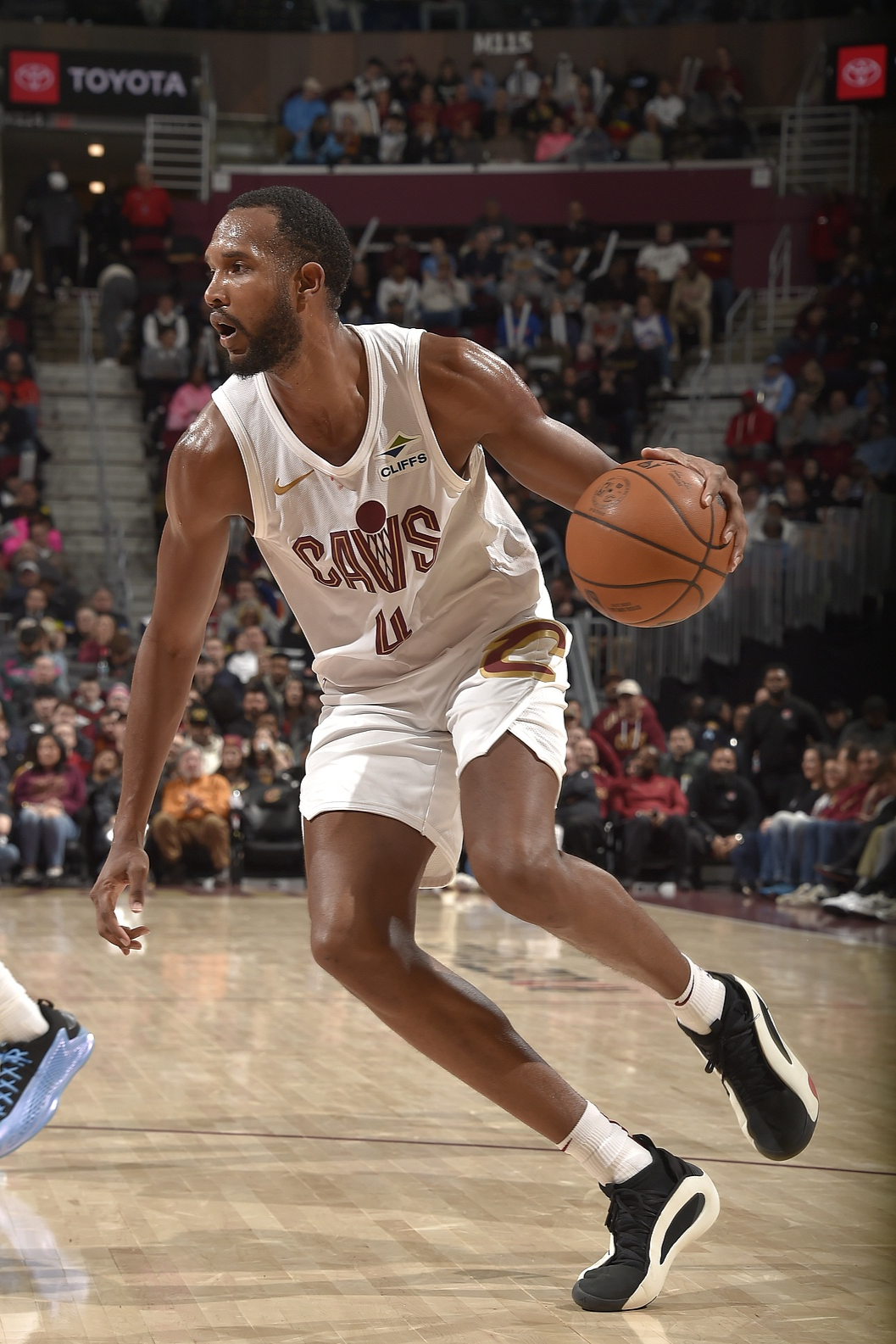 猛龙客场击败步行者,继续领跑东部 猛龙客场击败步行者,继续领跑东部