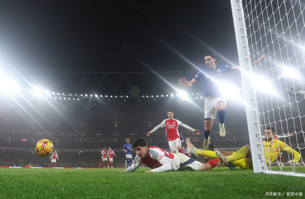 足球盛宴中球队的搏斗展现出团结与拼搏 足球盛宴中球队的搏斗展现出团结与拼搏