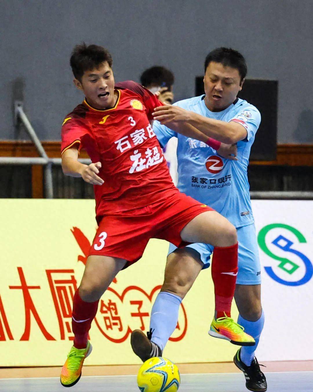 足球盛宴中球队的搏斗展现出团结与拼搏 足球盛宴中球队的搏斗展现出团结与拼搏