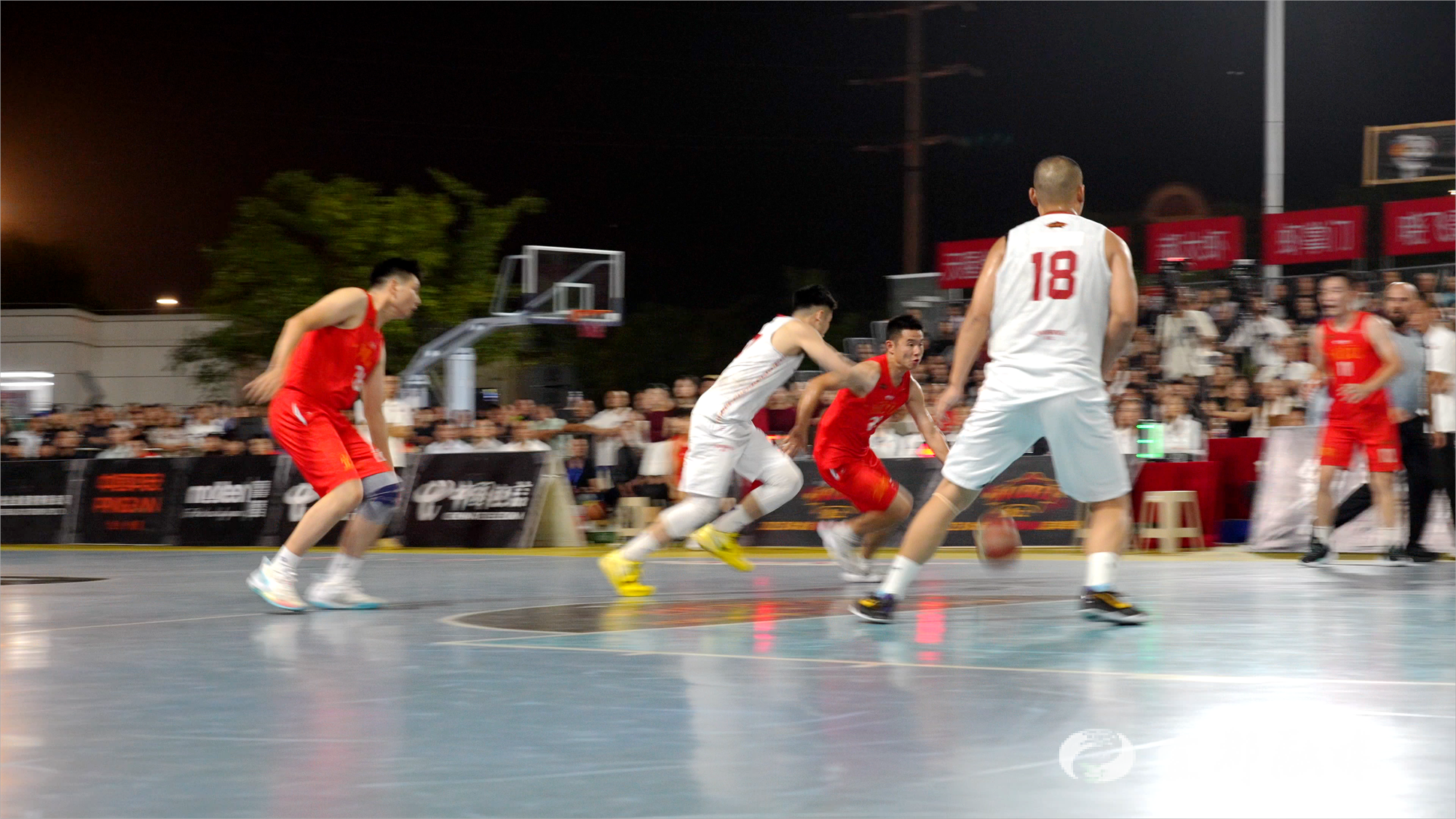 包含精彩纷呈！篮球赛场上的激烈对决吸引眼球的词条