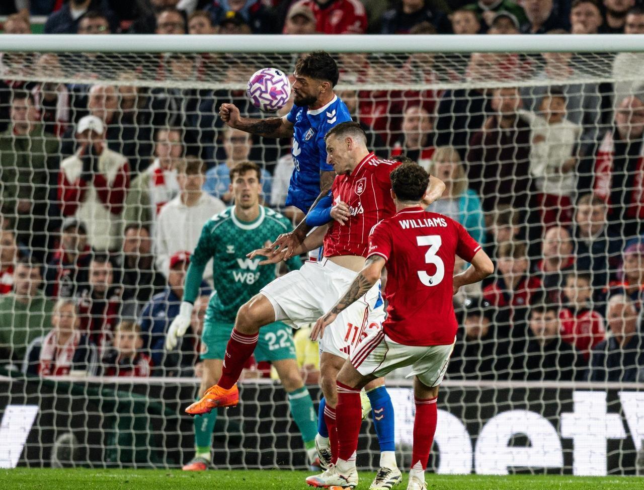 曼联客场遭遇不敌，争冠前景陷入困境