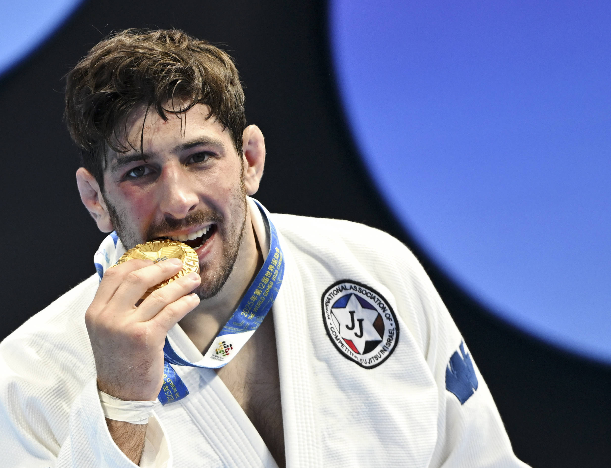 以色列选手斩获游泳比赛亚军